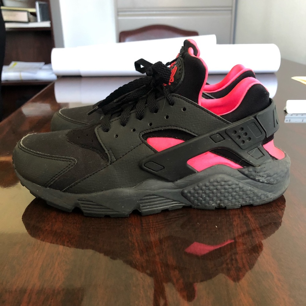 Nike Air Huarache Coral Black Size 9